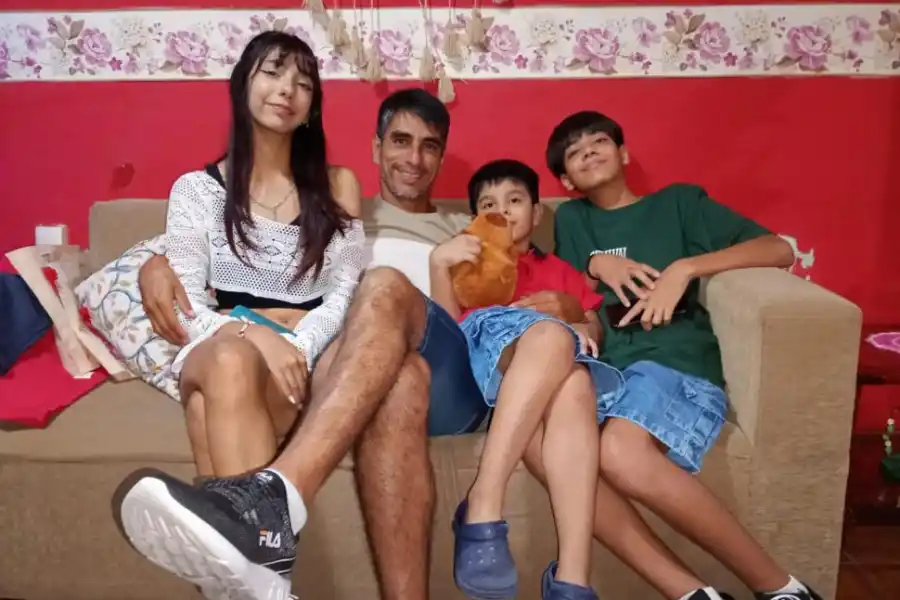 APOYO INCONDICIONAL.Morales disfruta con su familia y sigue apostando por el deporte y por sumar minutos en el fútbol.