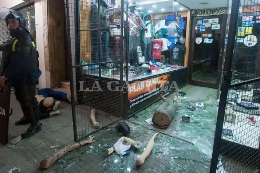 DESTROZOS. Así quedaron algunos locales que se encontraban en las inmediaciones de la Plaza Independencia.