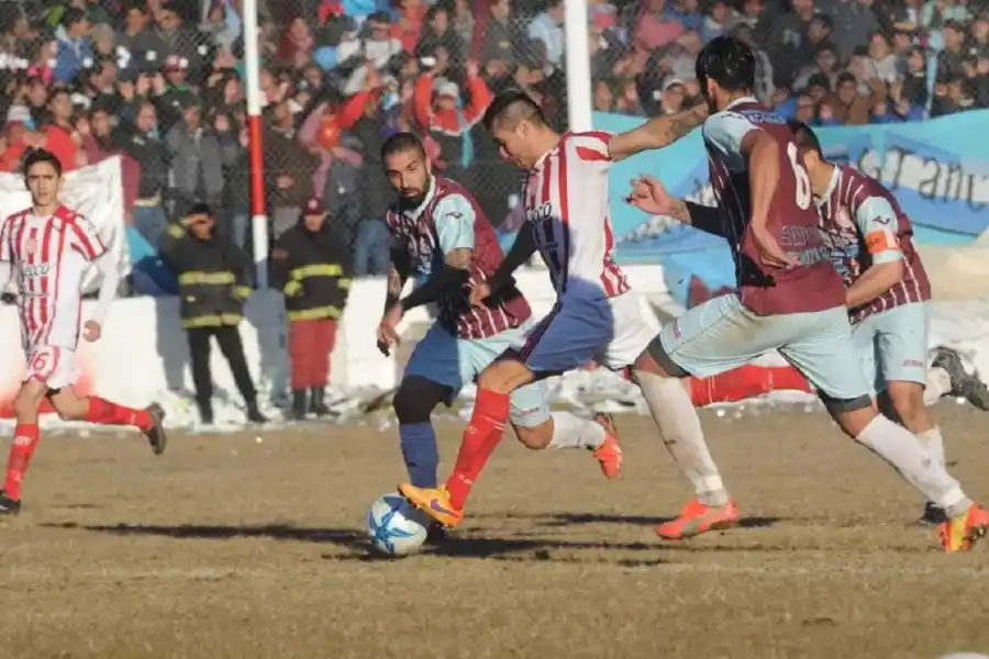 REMATE AL ARCO. Gonzalo Rodríguez estuvo intratable aquella tarde.