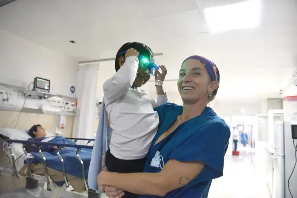 FELIZ Y CALMADO. Ignacio eligió la capa de Superman y anteojos luminosos.