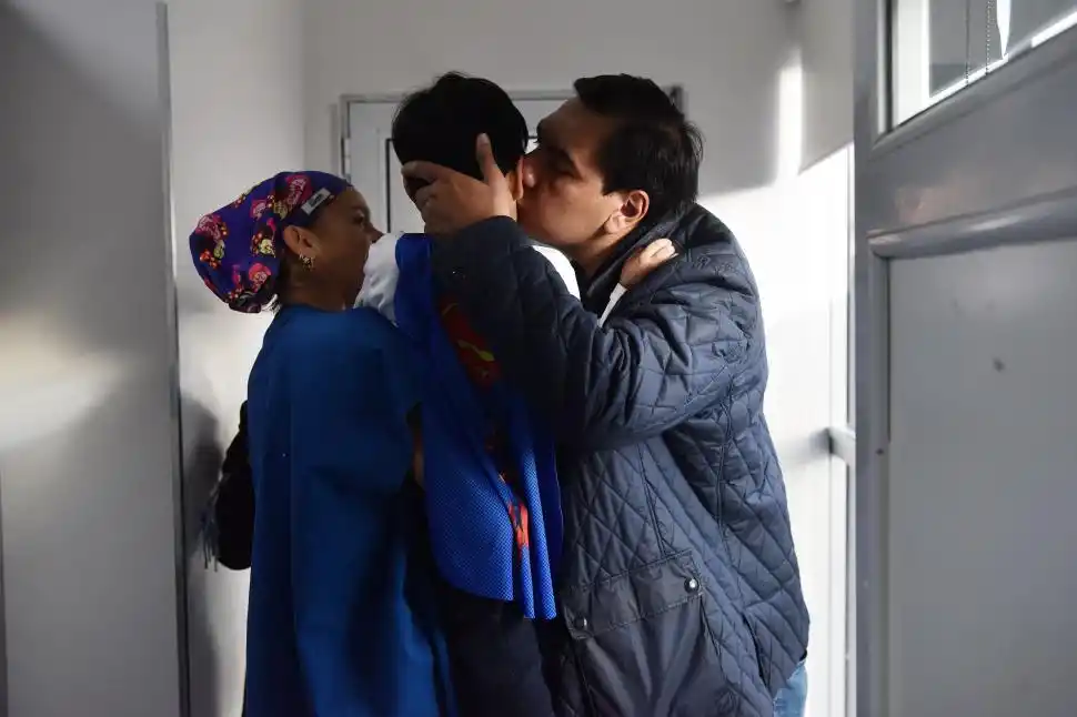 BESO DE DESPEDIDA. Antes de entrar al quirófano, el niño saludó a sus papás.