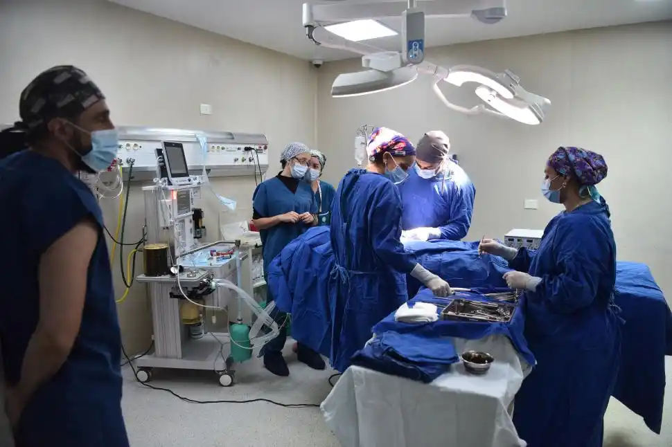 LA CIRUGÍA. Los profesionales operaron a Ignacio de una hernia inguinal.
