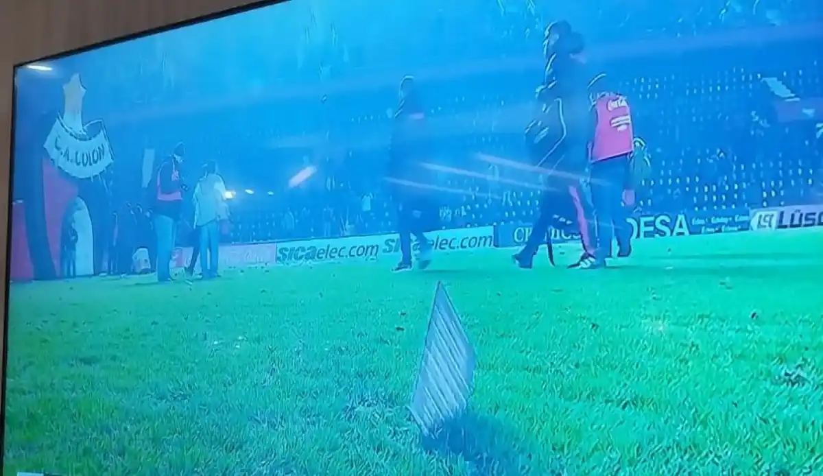 PREOCUPANTE. La baldosa de milagro no impactó en ninguna persona.