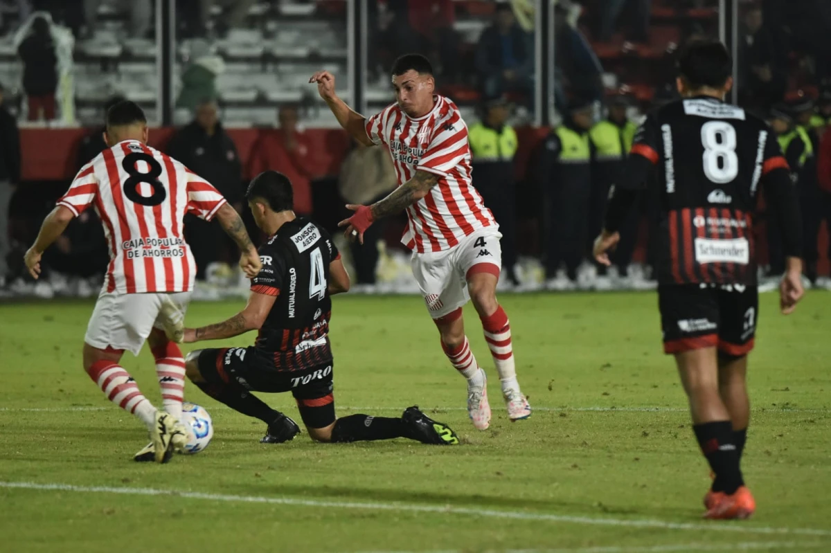 FRICCIONADO. Federico Murillo pelea la pelota ante la marca de Maximiliano Rueda.