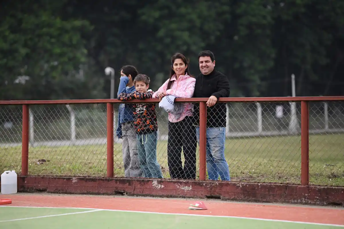 PRIMER SÁBADO PARA ELLOS. Natalia Acosta y Walter Ibáñez viven su sábado con una mezcla de ansiedad y alegría. Foto: Analia Jaramillo - LA GACETA
