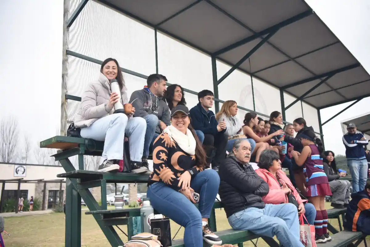 COMPROMISO. Huerto Runco y Mariana Ale acompañan a sus hijas y ayudan con el tercer tiempo. Foto: Analía Jaramillo - LA GACETA