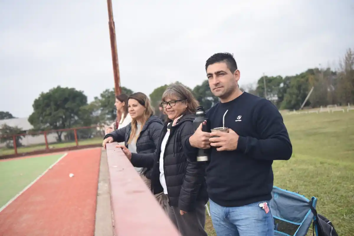 EMPEZÓ EL RITUAL. Walter Rogel junto a su esposa y la abuela de Julieta, su hija de 9 años. Foto: Analia Jaramillo - LA GACETA