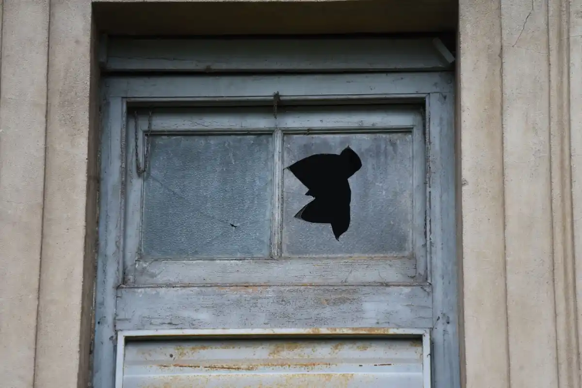 MÁS ROTURAS. El colegio Nacional y una de las ventanas del establecimiento. LA GACETA / FOTO DE ANALÍA JARAMILLO
