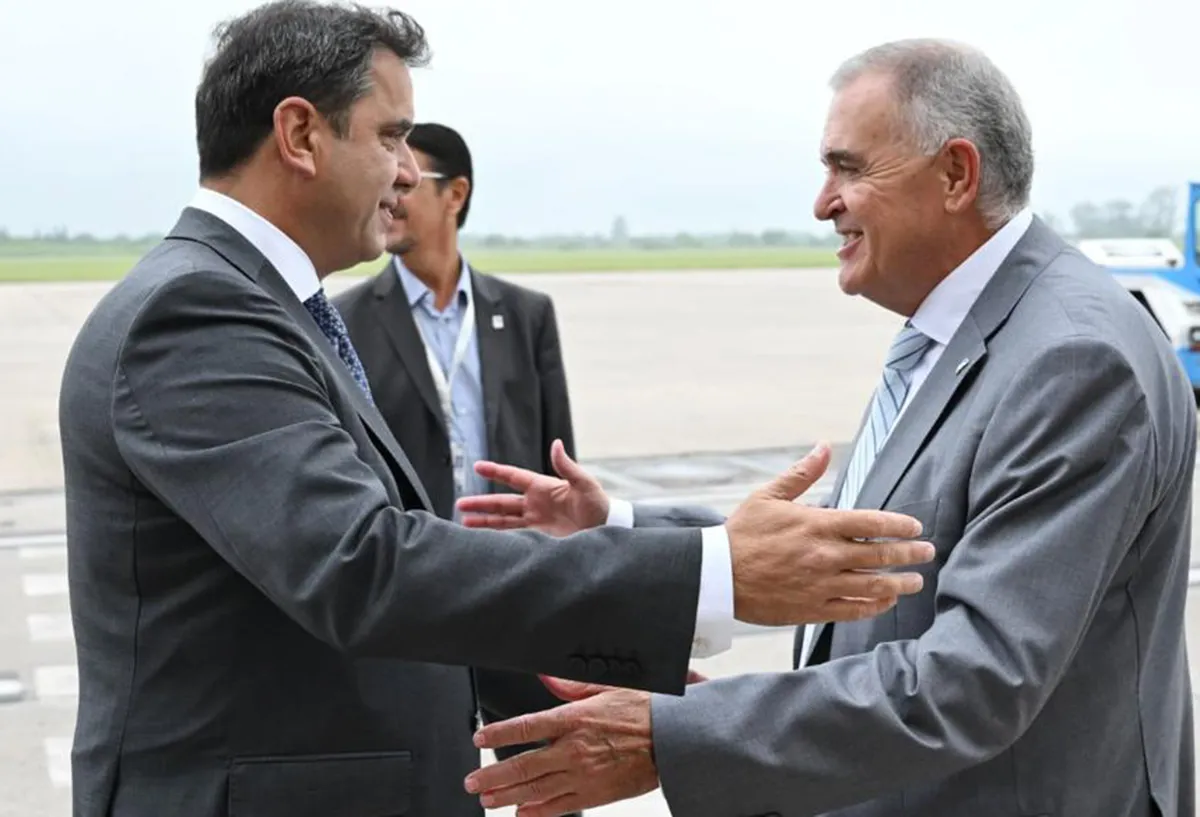 OPOSITORES SE SALUDAN. Lisandro Catalán y Osvaldo Jaldo.