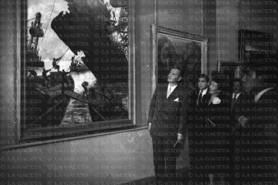 Recuerdos fotográficos: un Quinquela expuesto en Tucumán, en 1948