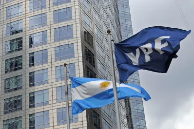 Fallo judicial: ordenaron al país entregar el 51% de las acciones de YPF