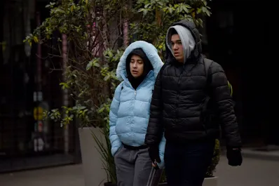 Antes del amanecer cayeron copos de nieve en la capital tucumana