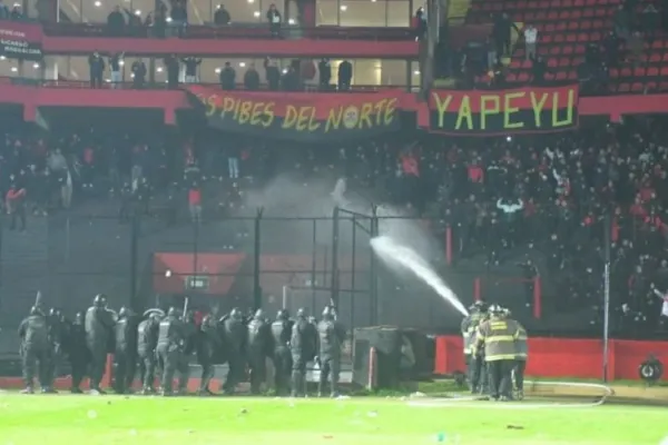 Con imágenes lamentables, el partido entre Colón de Santa Fe y Mitre de Santiago del Estero fue suspendido