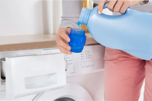 Nunca deberías hacerlo: el popular truco para lavar la ropa que puede ser un grave error