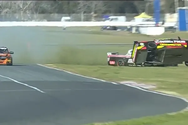 Impactante accidente en La Plata: el hijo de un histórico piloto argentino volcó 12 veces en la TC Pick Up