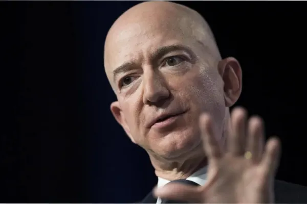 Jeff Bezos reveló el nivel de exigencia sobre sus empleados: Quiero que todos se levanten aterrorizados