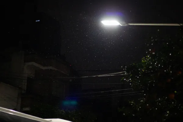 “Llueve como nieve”: volvió la frase viral con una nevada histórica en San Miguel de Tucumán