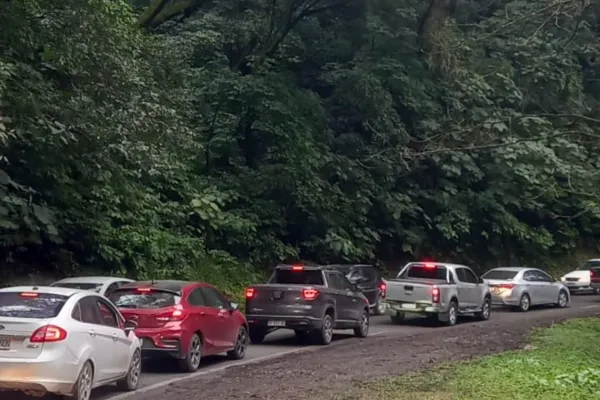 ¡Locura por la nieve! Los autos formaron largas filas en el camino a San Javier este lunes