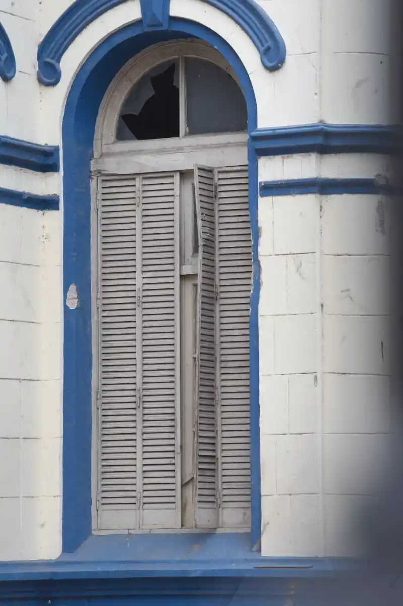 TAMBIÉN ROTO. Uno de los vidrios de las puertas principales de la escuela José Mármol. LA GACETA / FOTO DE ANALÍA JARAMILLO