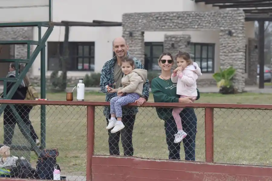 EN FAMILIA. Luciana Arregui y Mariano Torres también viven el sábado como un ritual. Foto: Analia Jaramillo - LA GACETA 