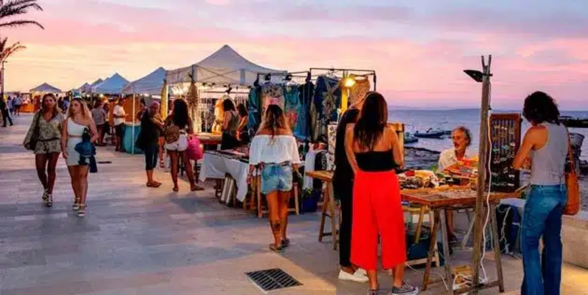 Los mercadillos más buscados del verano en Formentera: moda, arte y alma isleña