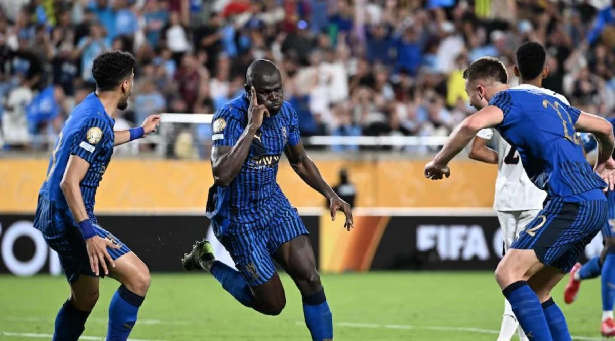 ADELANTE. Kalidou Koulibaly festeja el 3-2 con el que Al Hilal ganaba en tiempo suplementario.