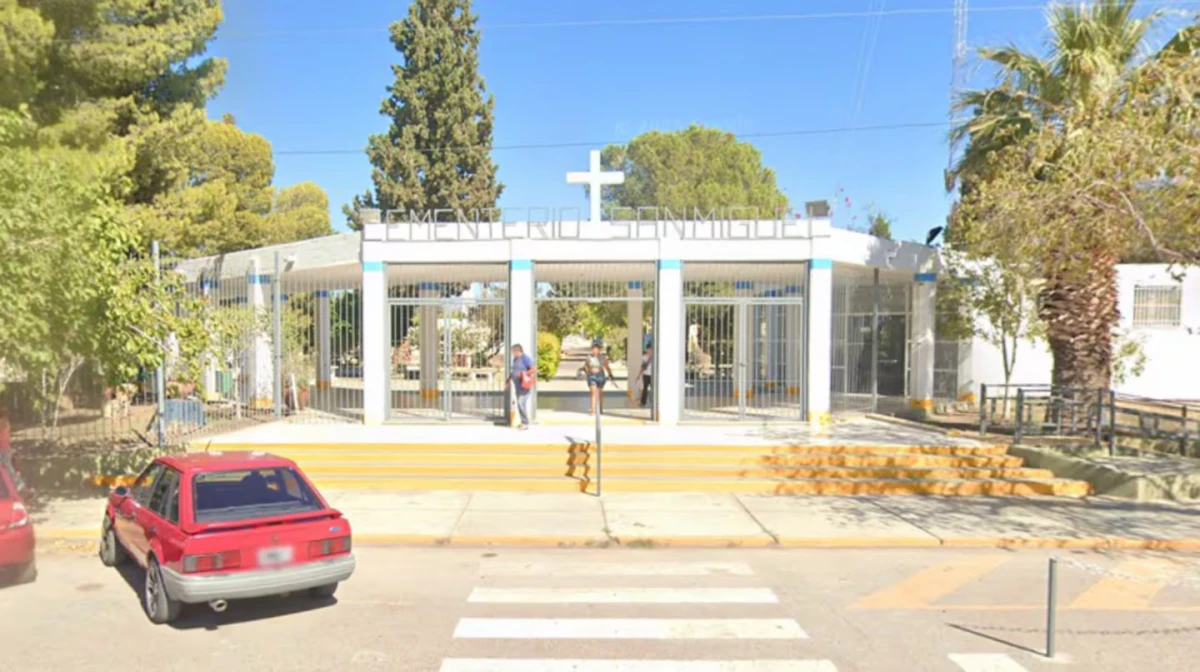 Un hombre fue detenido por robar floreros en el cementerio junto a su pareja. (Foto: Google Street View)