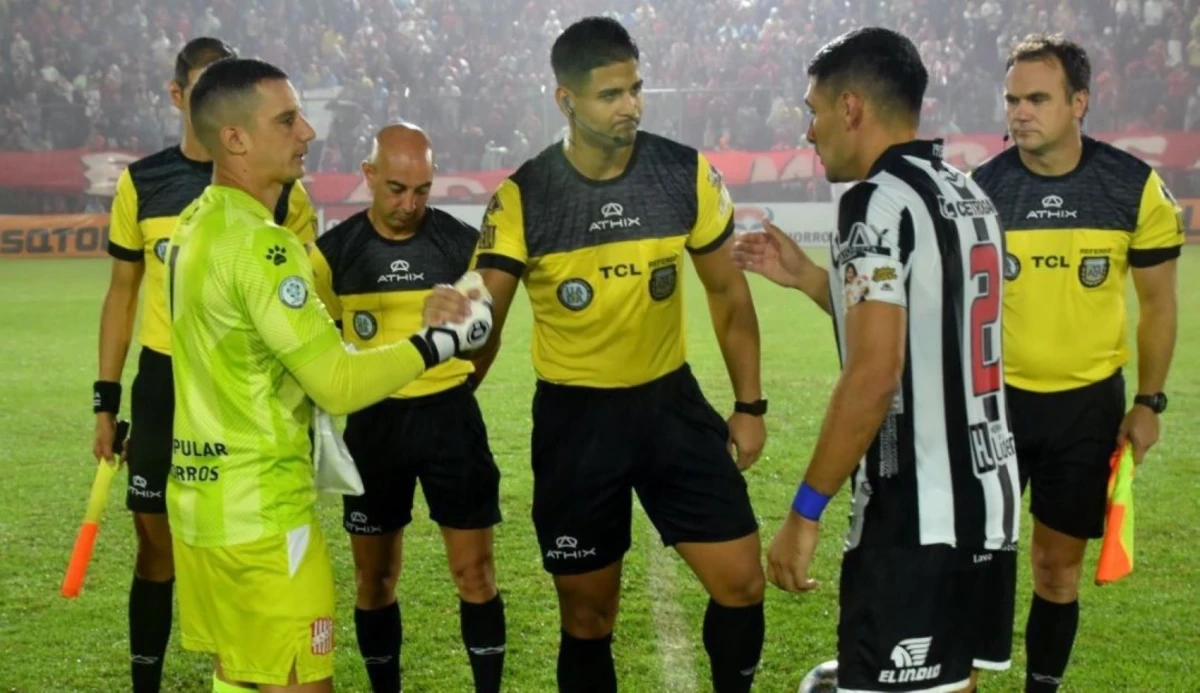 OTRA VEZ. Ferreyra durante el sorteo de capitanes en un partido en La Ciudadela.