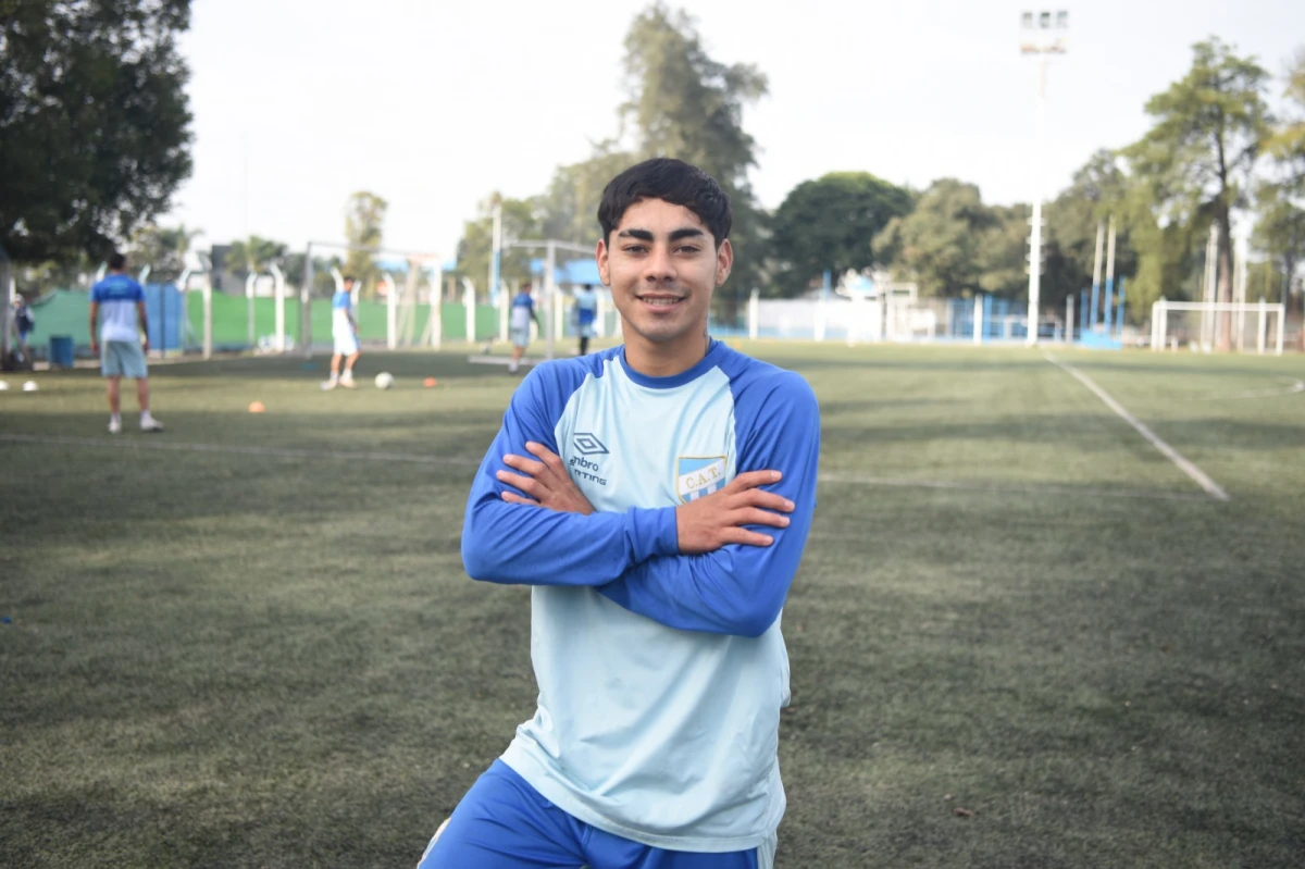 Trabajó como ayudante de albañil, volvió a Atlético años después de perder su lugar y es el goleador decano en la Liga Tucumana