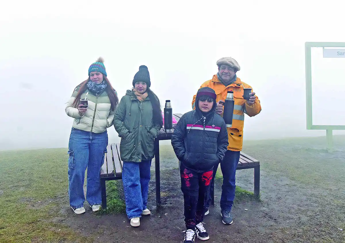 MATES. Los Martínez calentaron el cuerpo con una bebida caliente.