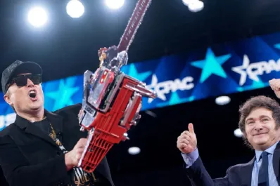 Elon Musk ahora se arrepiente de su famosa foto con la motosierra de Milei: “Fui insensible”