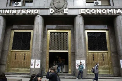 El Gobierno anunció que intervendrá en el mercado cambiario sin esperar a que el dólar llegue al techo de la banda