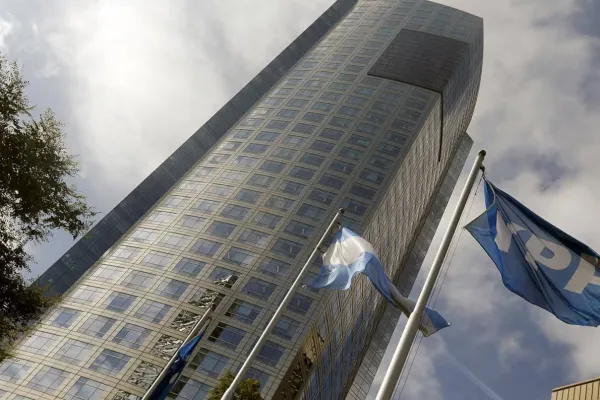 El Estado argentino le pidió a la Justicia de EE.UU. que suspenda el fallo que ordenó transferir las acciones de YPF