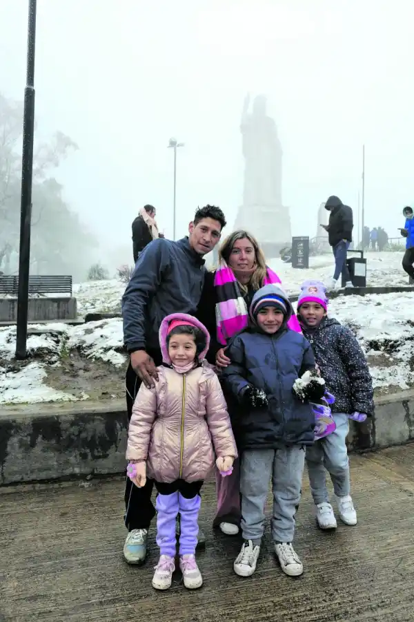 FELICES. Francisco y Carina junto a sus hijas, Ana, Francesca y el sobrino, Hirán.