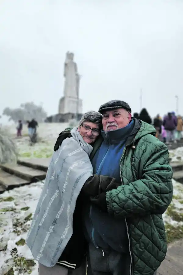 ENAMORADOS. Julia y Ricardo de 60 años ambos, felices al conocer la nieve.