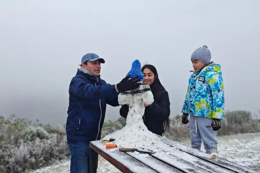 PARA EL RECUERDO. Julio, junto a su hija, Micaela y su nieto, Valentín, moldean un muñeco con nariz de zanahoria y ojos de cáscara de naranjas.