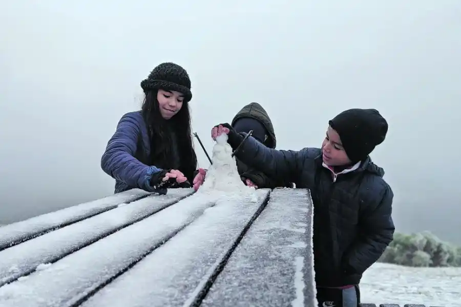 FELICES. Francisco y Carina junto a sus hijas, Ana, Francesca y el sobrino,Hirán.