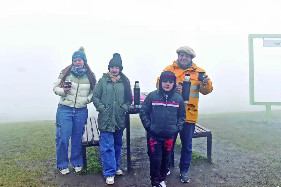 MATES. Los Martínez calentaron el cuerpo con una bebida caliente.