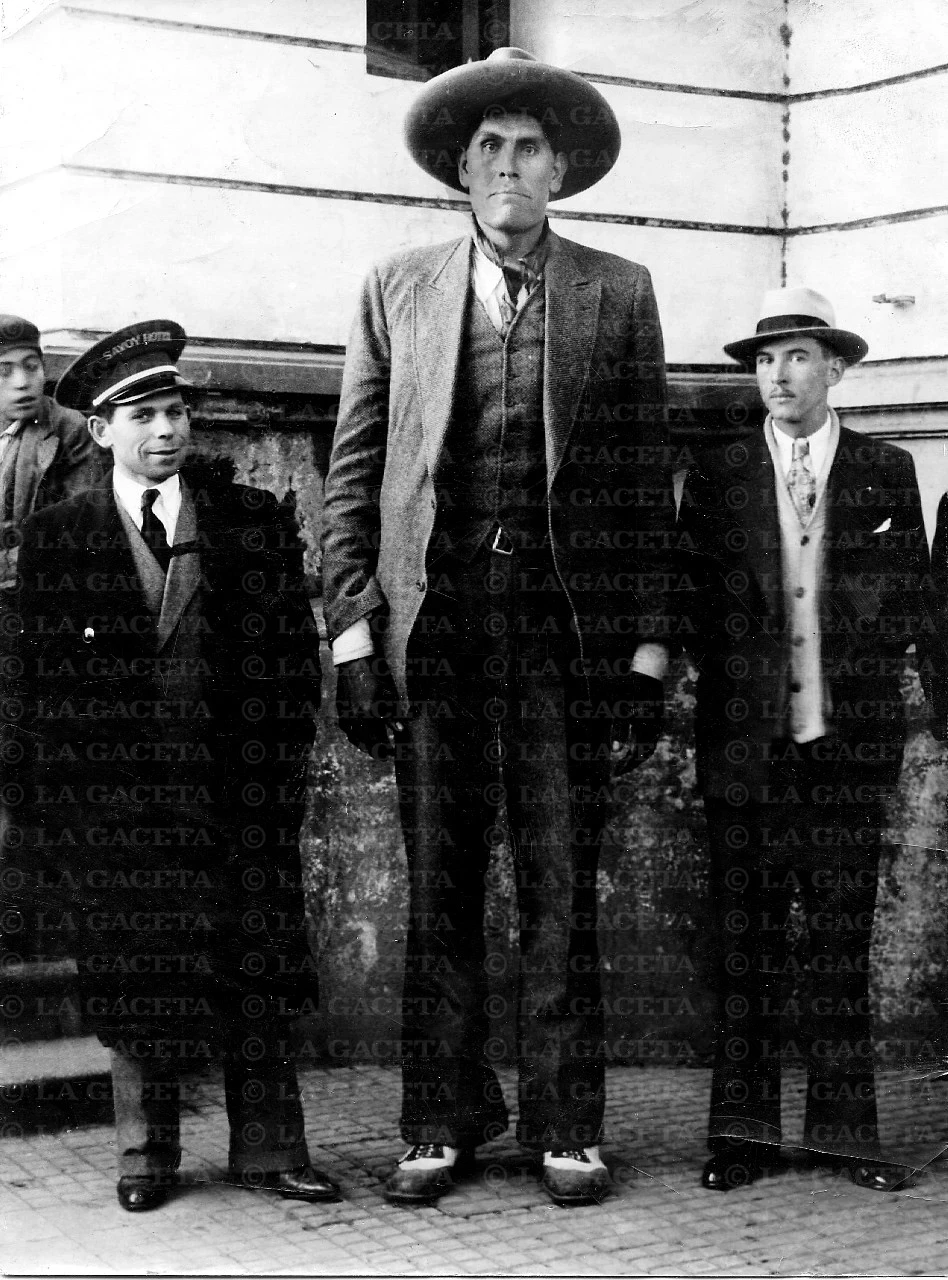 Recuerdos fotográficos: el bondadoso gigante Camacho visita LA GACETA en 1936