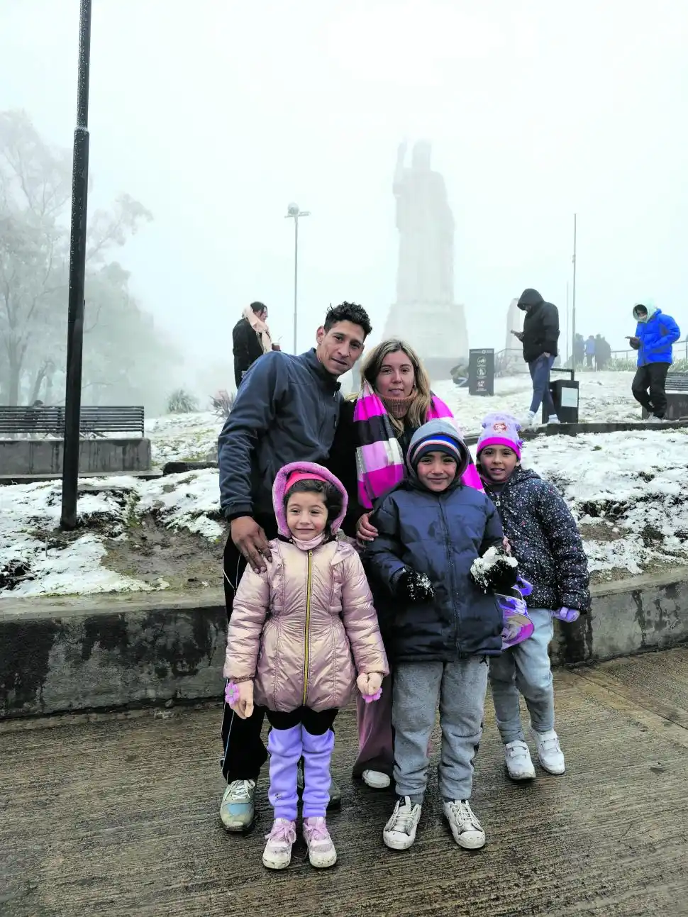 FELICES. Francisco y Carina junto a sus hijas, Ana, Francesca y el sobrino, Hirán.