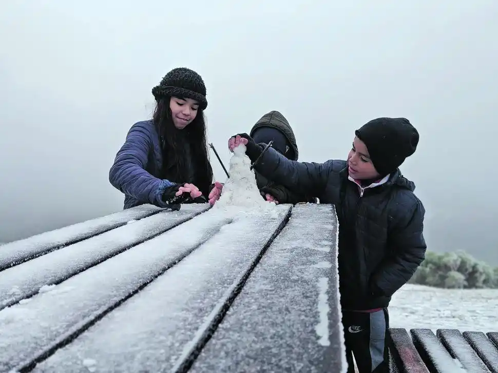 FELICES. Francisco y Carina junto a sus hijas, Ana, Francesca y el sobrino,Hirán.