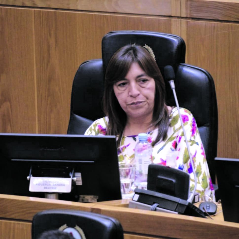 La legisladora Sandra Figueroa firmó los contratos de Giménez.