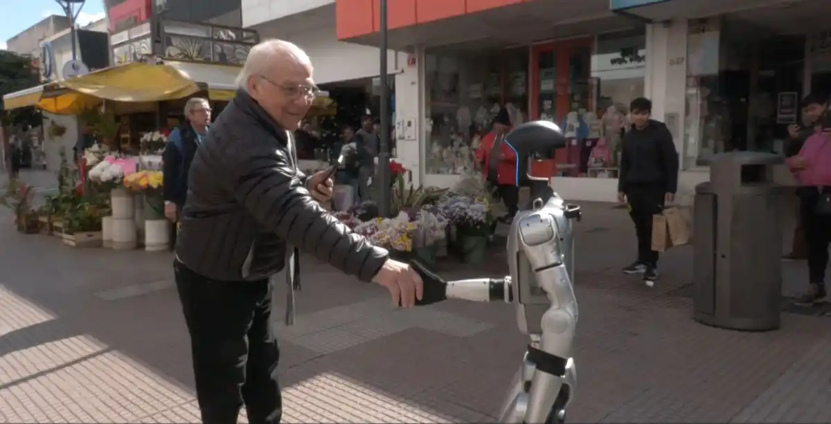 Chicho y Amancio, los robots que interrumpieron la rutina en pleno centro tucumano