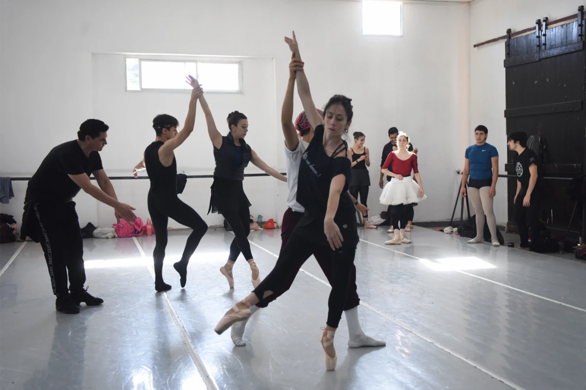 EN ACCIÓN. Gómez (izquierda) dando indicaciones a su cuerpo de baile. LA GACETA / FOTO DE ANALÍA JARAMILLO