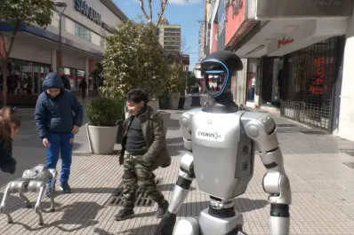 Chicho y Amancio, los robots que interrumpieron la rutina en pleno centro tucumano
