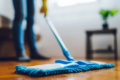 Truco casero para limpiar y secar el piso durante el invierno