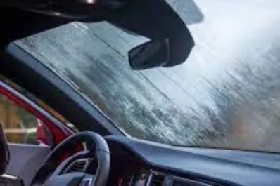 Cómo evitar que se empañen los vidrios del auto en días de frío