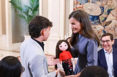 ¡Letizia ya tiene su propia muñeca! El particular regalo que le hicieron jóvenes becados de Colombia y Perú