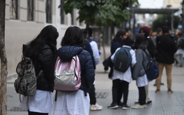 Hoy vuelven las clases en Tucumán, pese a que siguen las bajas