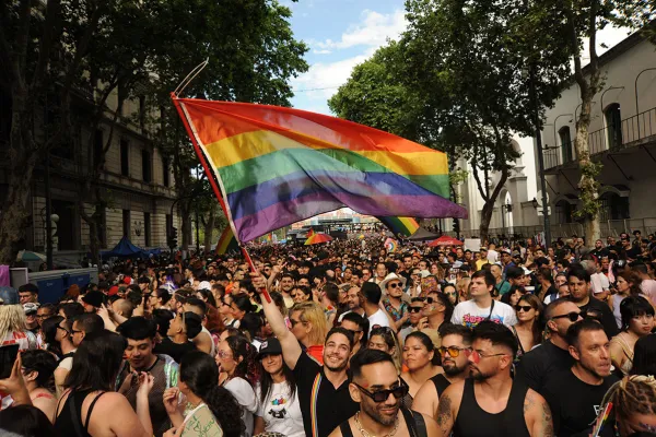 SALUD MENTAL. En medio de un récord de suicidios, Estados Unidos suspende el canal de ayuda para jóvenes LGBTQ+.